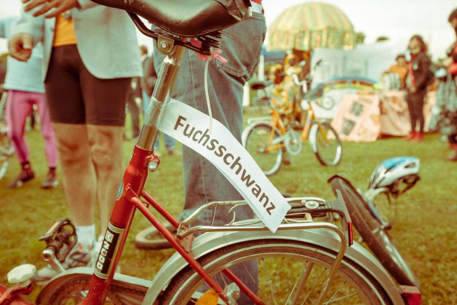 Ein Klapprad mit einem Schild auf dem Fuchsschwanz steht.