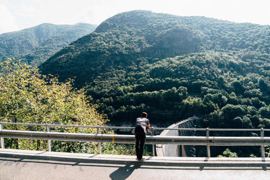 Blick von oben auf den Verzasca Staudamm