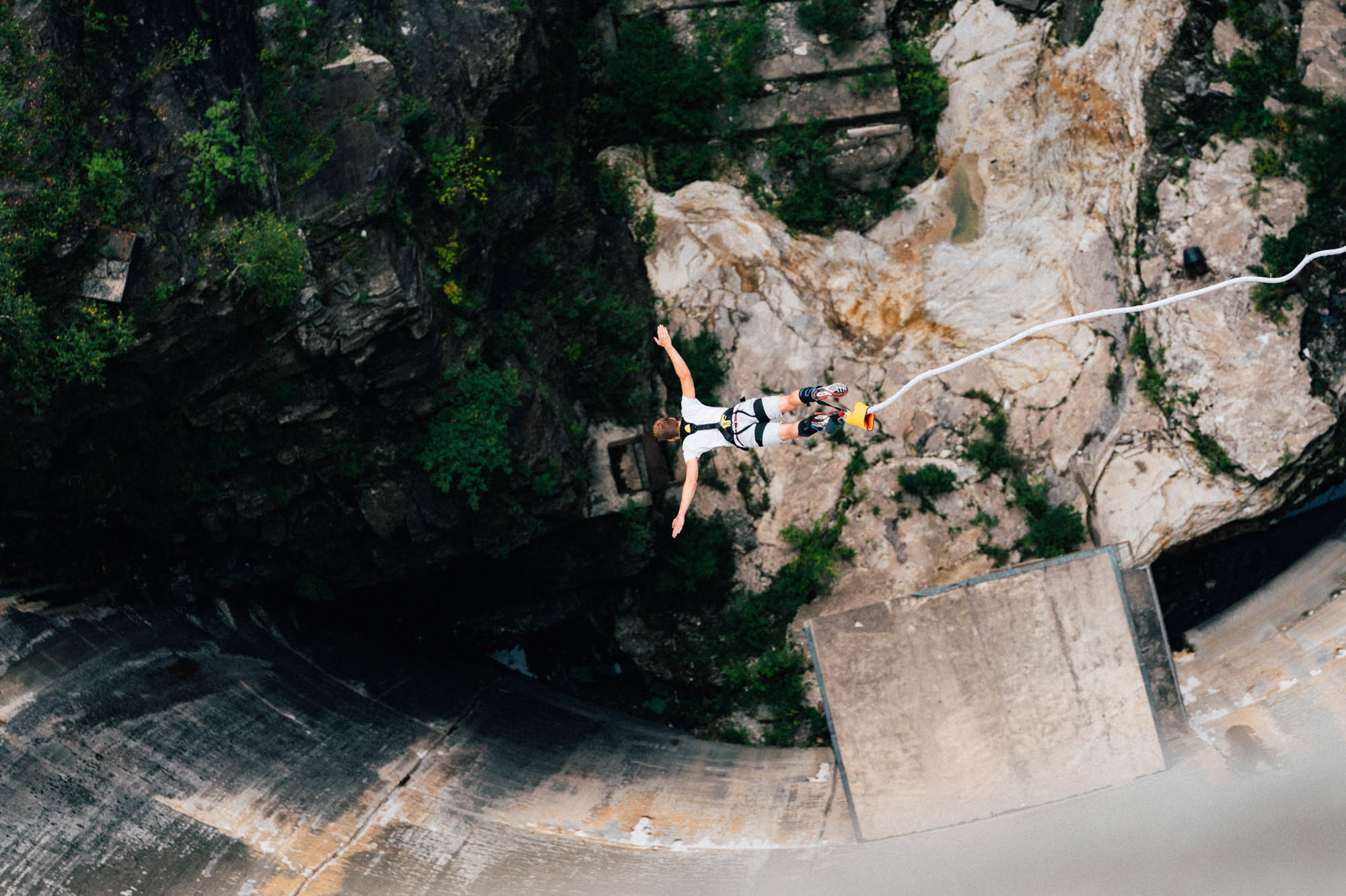 Ein Bungeespringer stürzt sich 220 Meter in die Tiefe