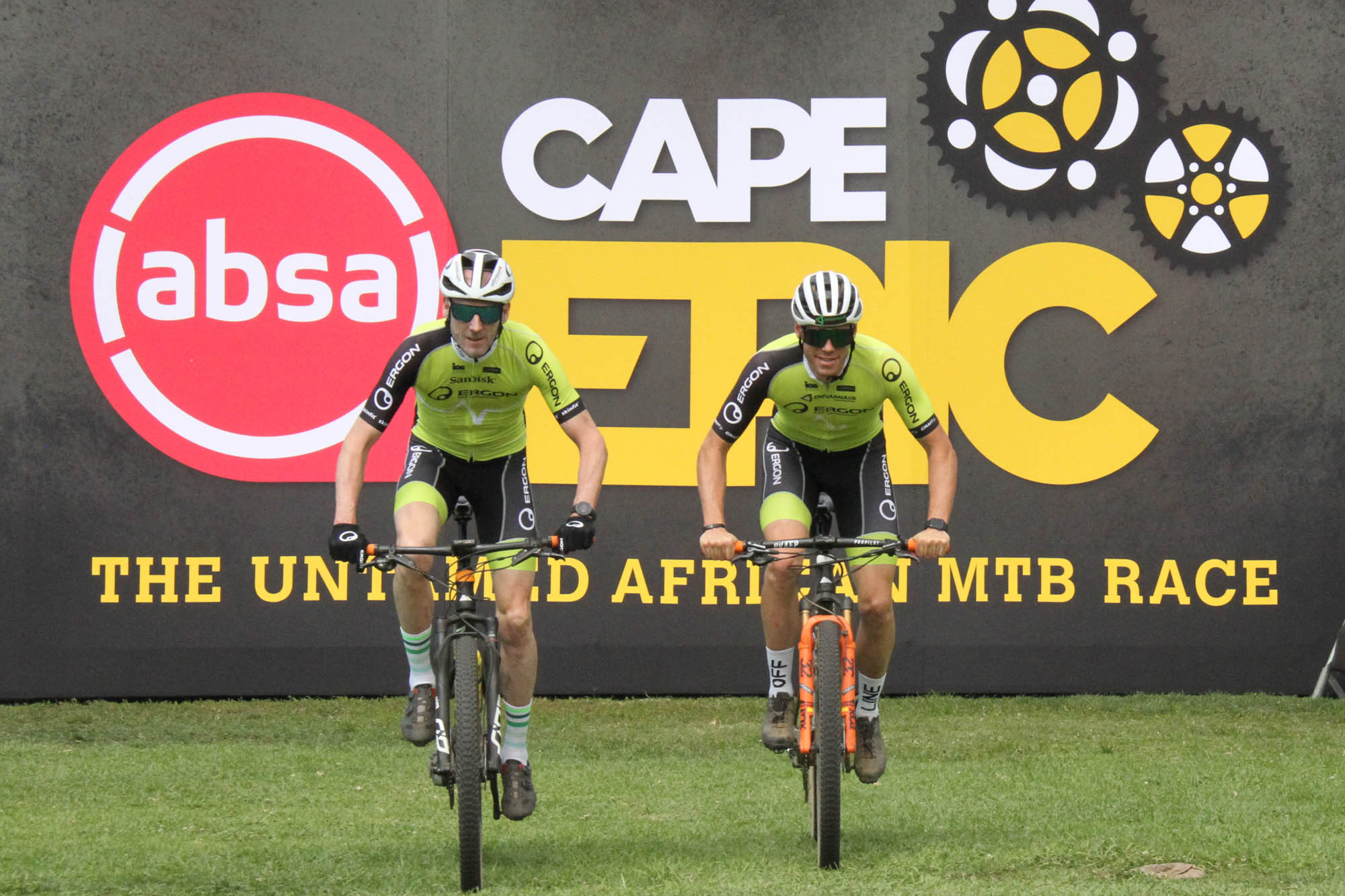 Die Mountainbiker Elmar Sprink und Peter Schermann bei der Vorbereitung zum Cape-Epic-Rennen