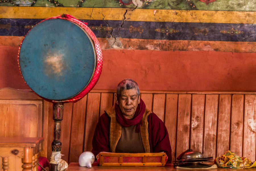 Eine Frau betet in einem buddhistischen Kloster