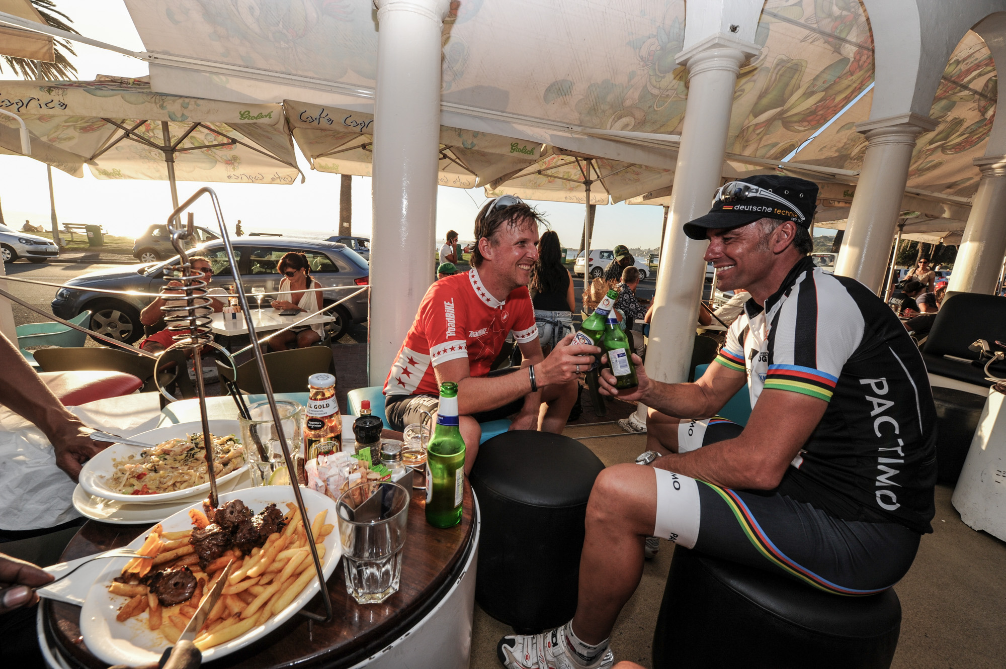 Jens Vögele und Mike Kluge in einer Bar in Camps Bay