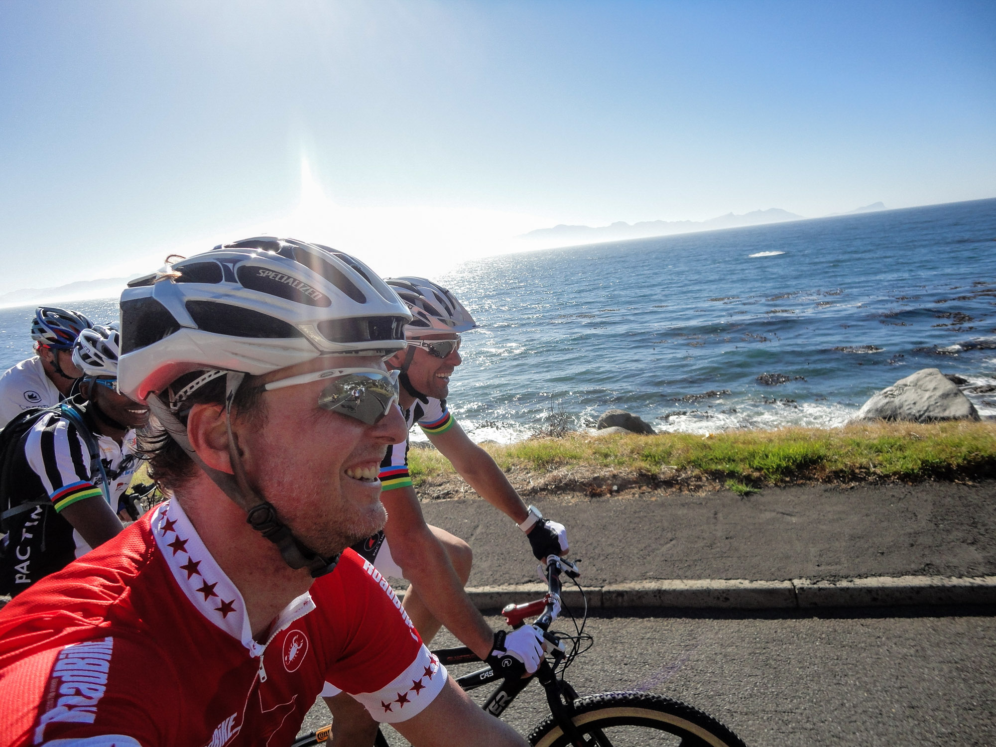 Beim Cape Argus: Wir fahren mit den Rädern direkt neben dem Meer