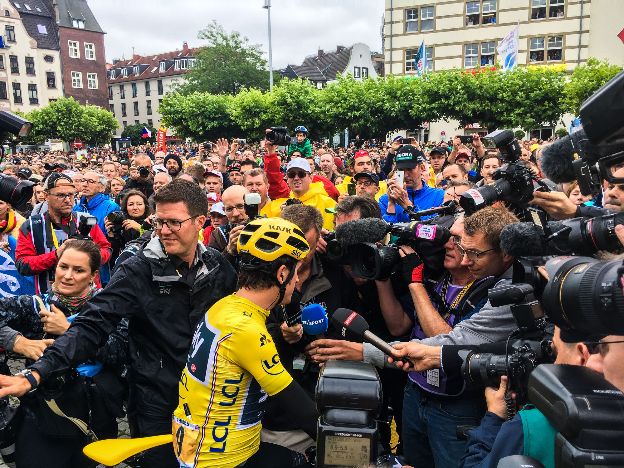 Geraint Thomas im Gelben Trikot wird von Journalisten und Zuschauern umringt