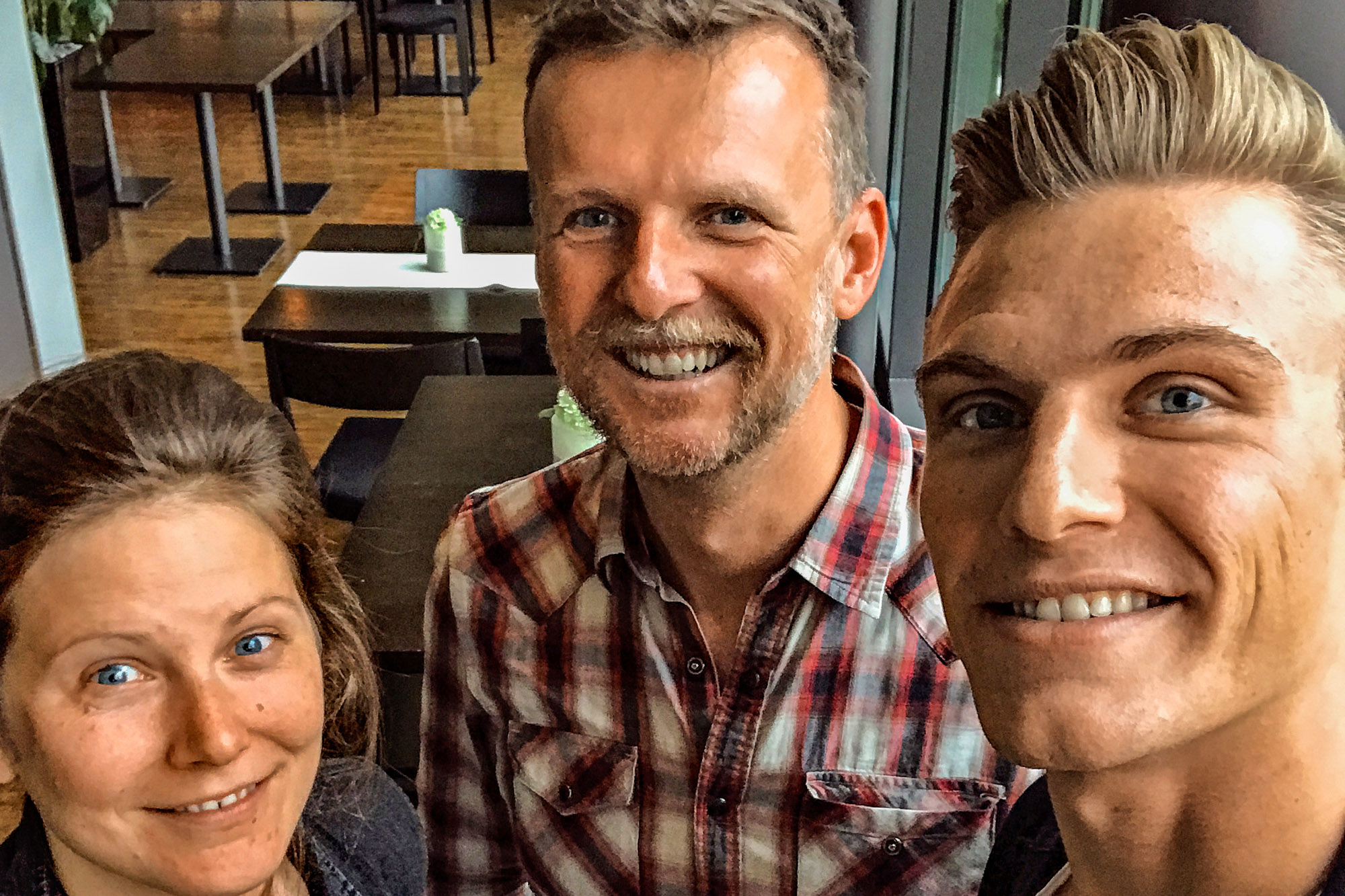 Jens Vögele und Christiane Rauscher überreichen Marcel Kittel den Preis zum Biker des Jahres 2017