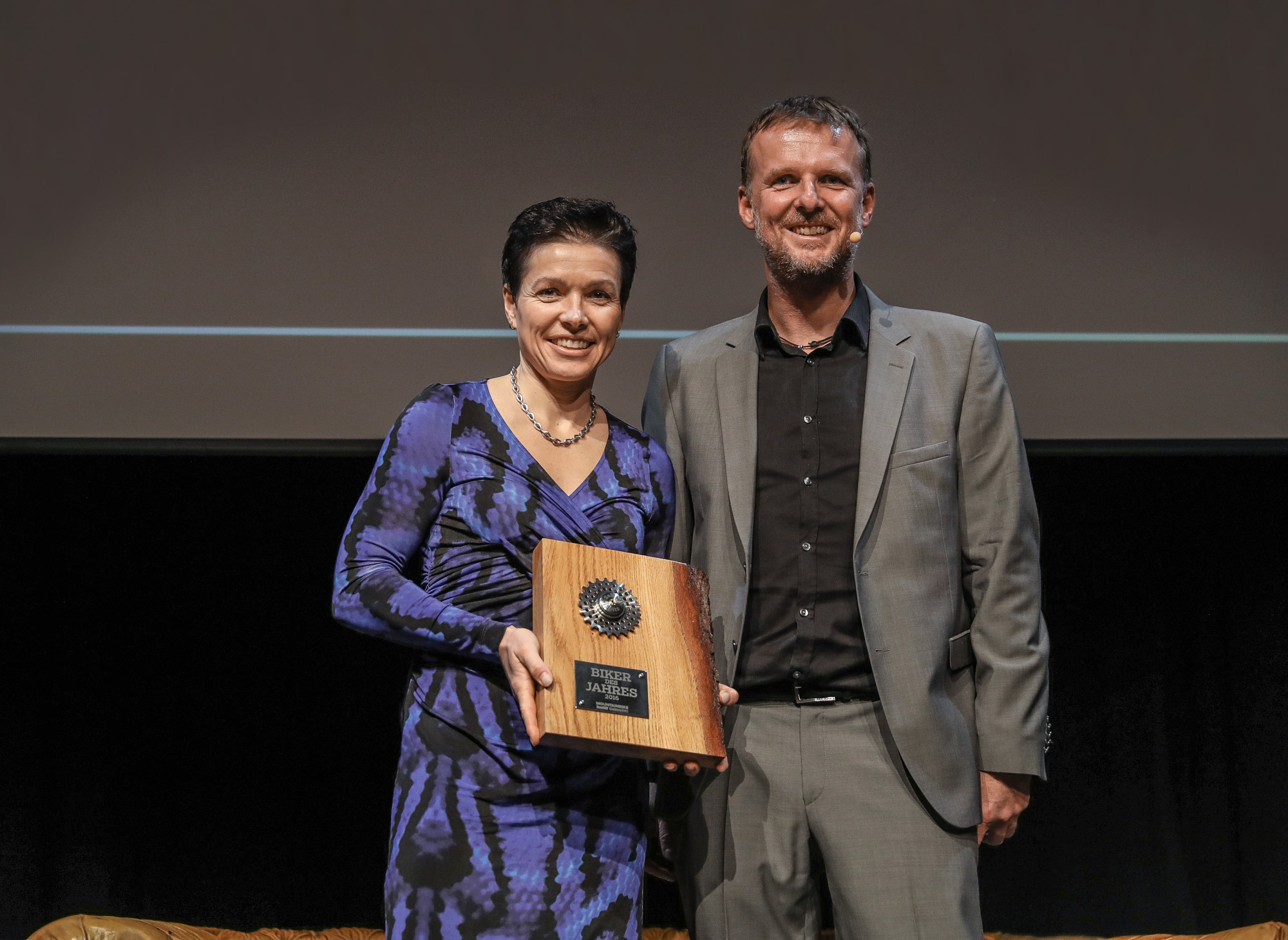 Jens Vögele überreicht Sabine Spitz den Preis zum Biker des Jahres 2016