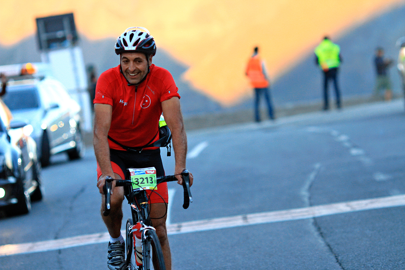 Ein erleichterter Radfahrer auf der Passhöhe des Timmelsjoch