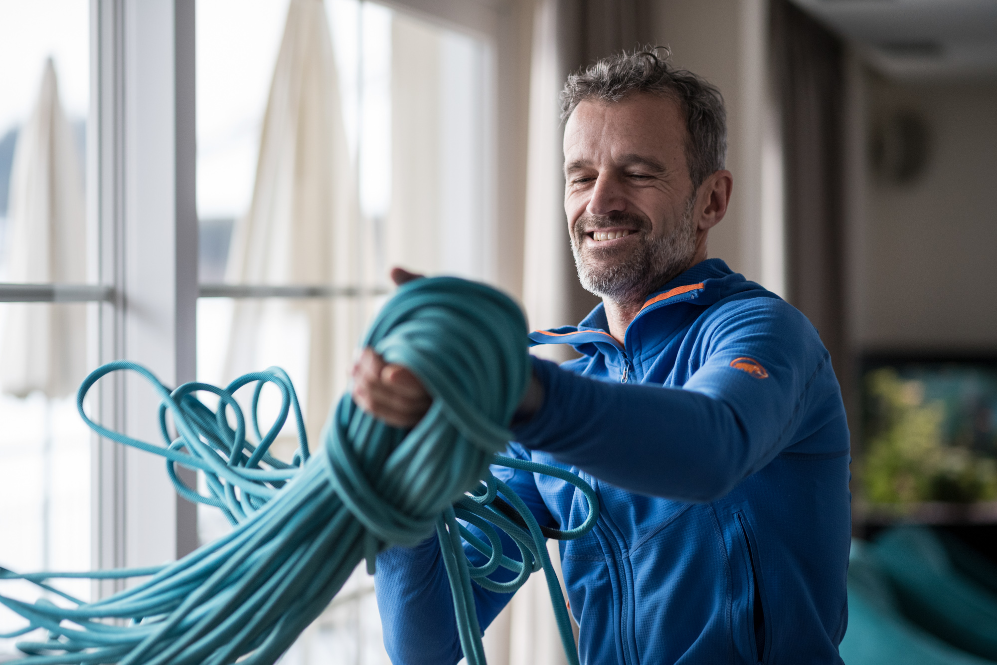 Christoph Kofler hält ein Kletterseil in den Händen