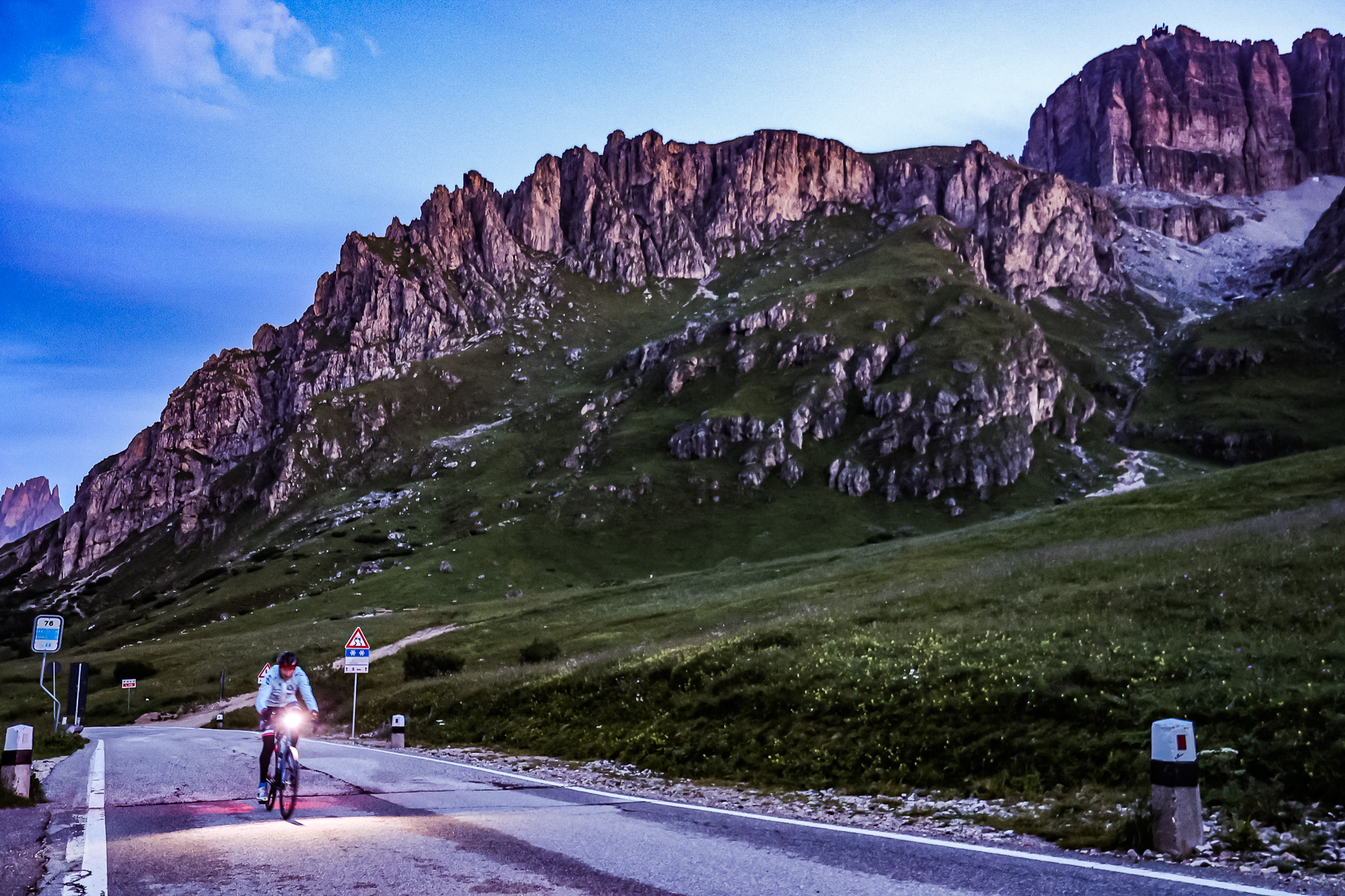 Extremsportler Guido Kunze fährt in der Morgendämmerung zum Passo Pordoi