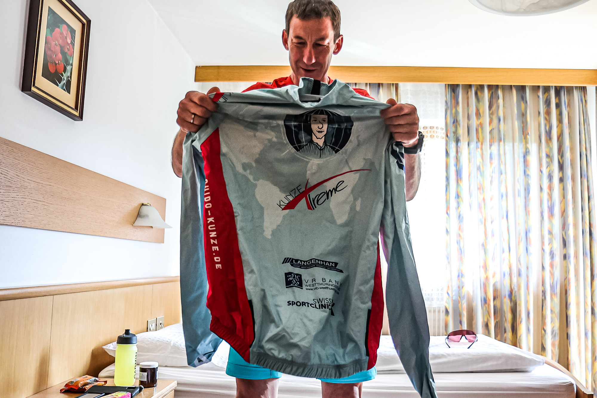Extremsportler Guido Kunze richtet ein Trikot für den Weltrekordversuch