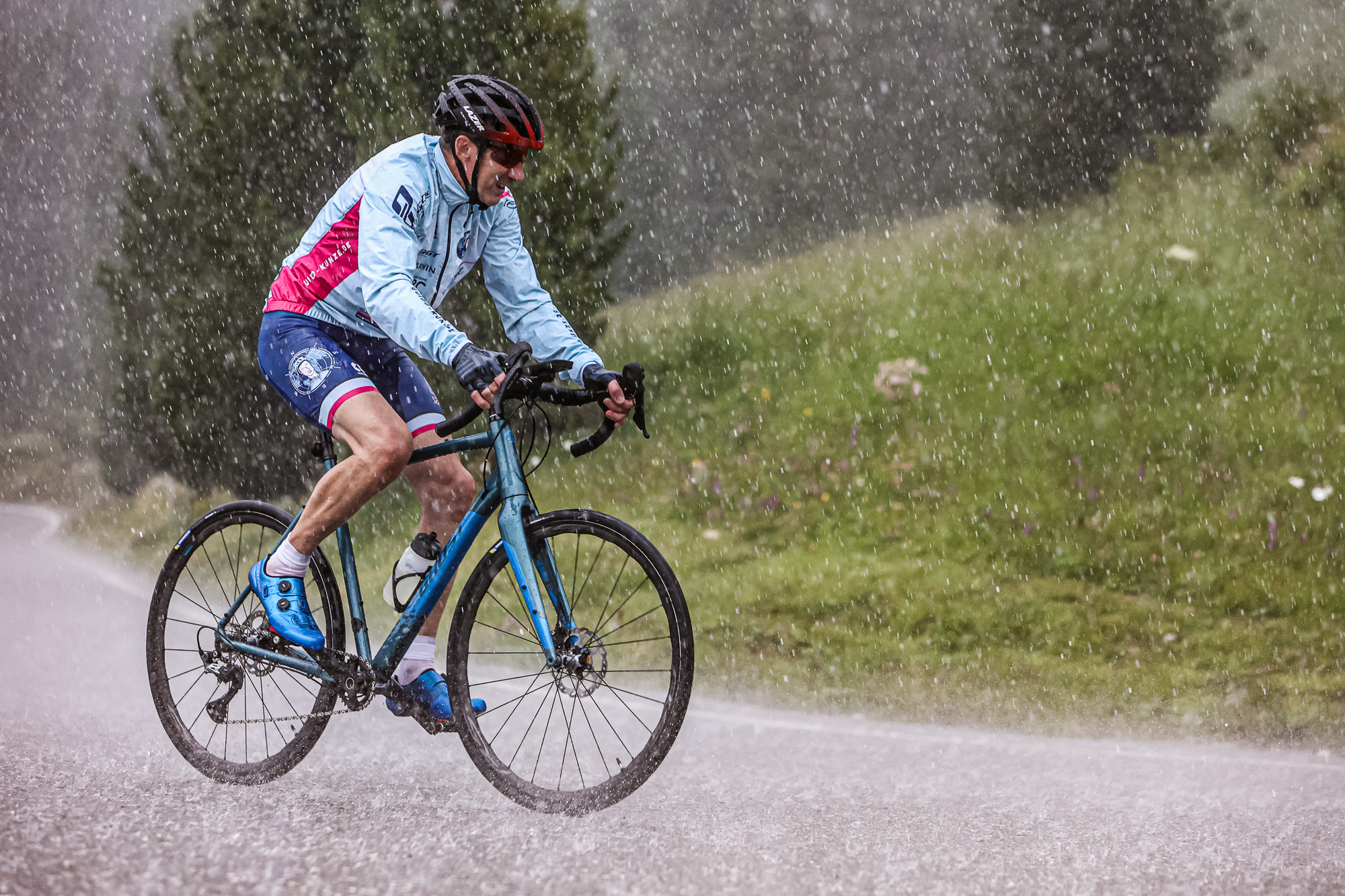 Extremsportler Guido Kunze fährt mit dem Rennrad auf der Sella Ronda durch ein starkes Gewitter