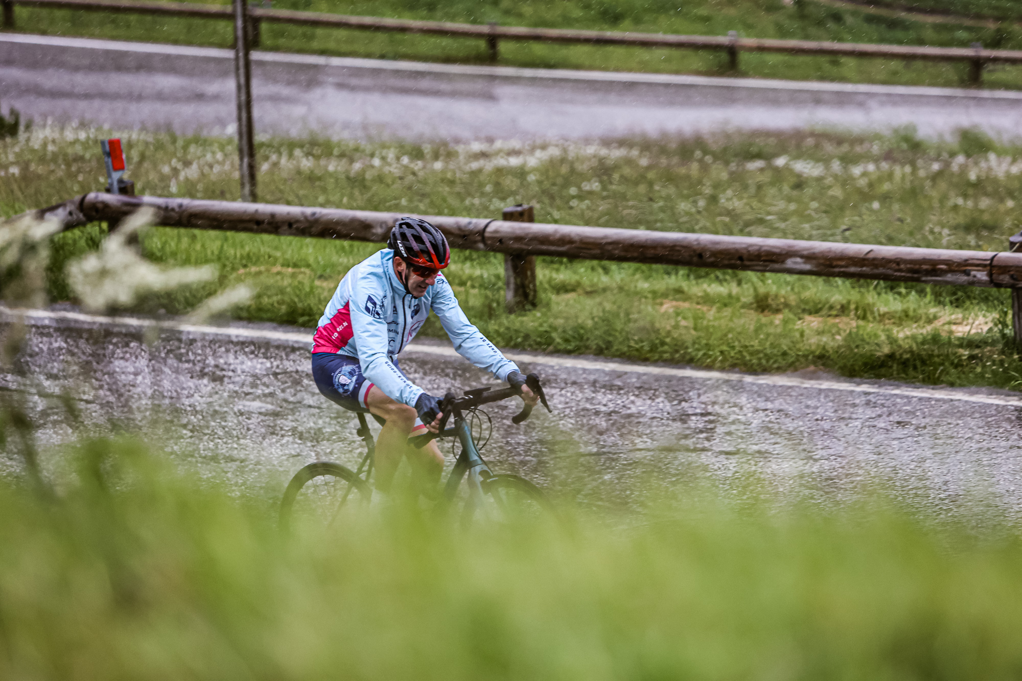 Extremsportler Guido Kunze fährt mit seinem Rennrad auf einem Pass der Sella Ronda