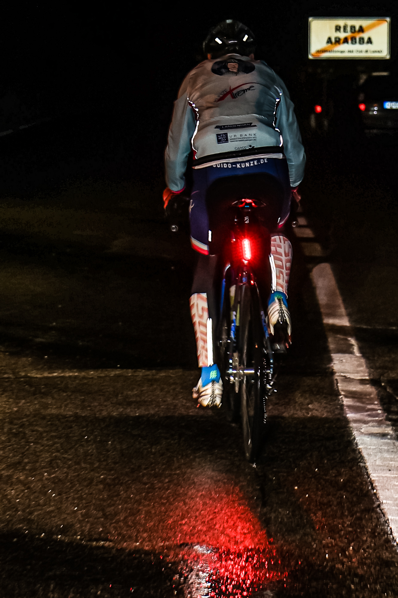 Mitten in der Nacht fährt Extremsportler Guido Kunze auf den Campolongo-Pass