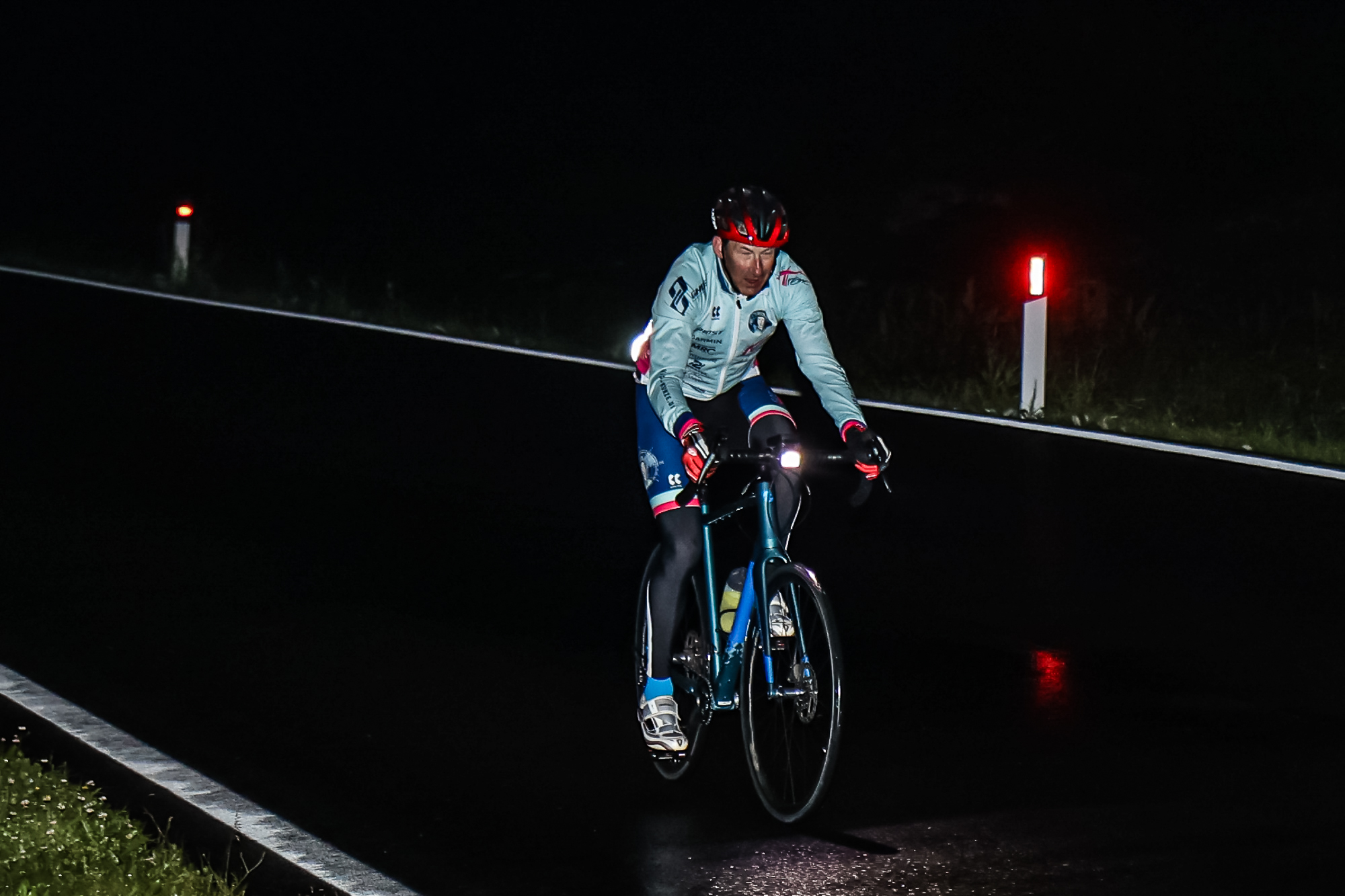 Extremsportler Guido Kunze fährt mit seinem Rennrad nachts auf einem Pass der Sella Ronda