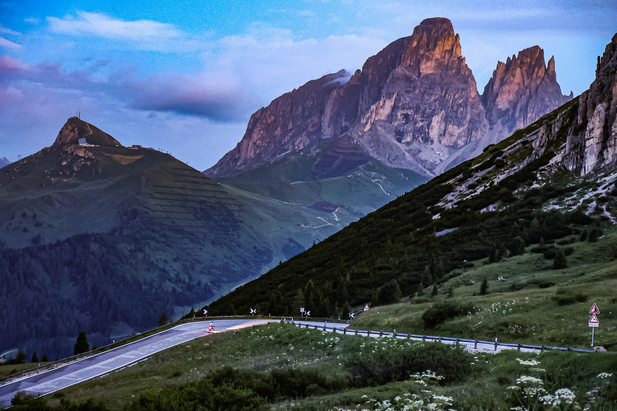 Extremsportler Guido Kunze fährt mit seinem Rennrad auf einem Pass der Sella Ronda in der Morgendämmerung